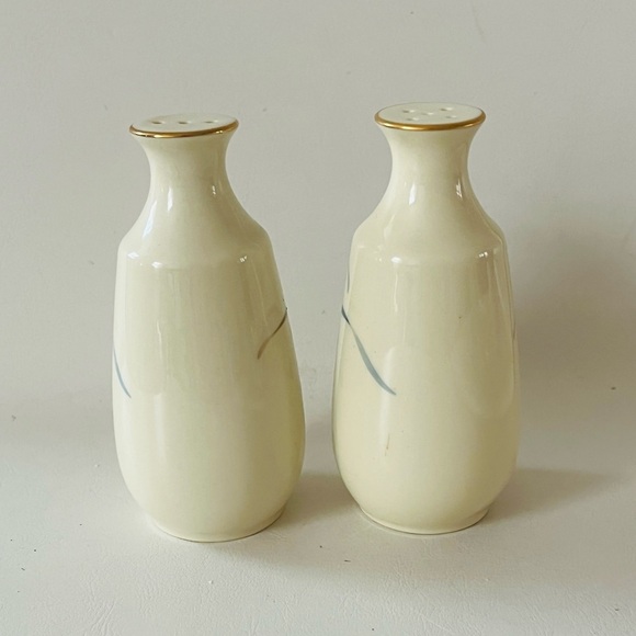 Floral Cream Ceramic Salt and Pepper Shakers Japan - Picture 7 of 11